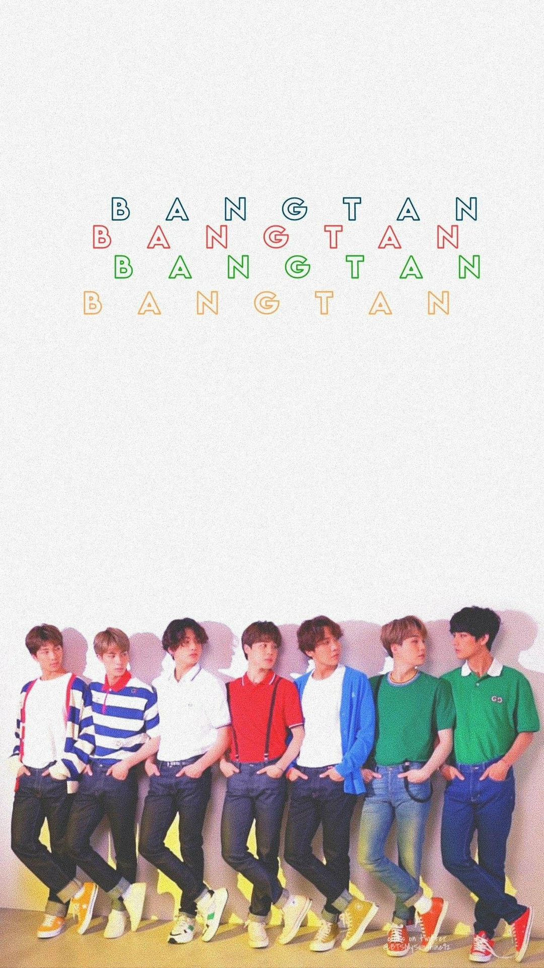 BTS 2020 交叉腳姿 壁紙 — 七位身穿色彩繽紛休閒服裝的年輕男子靠在牆上，牆上有重複的「BANGTAN」文字標誌。