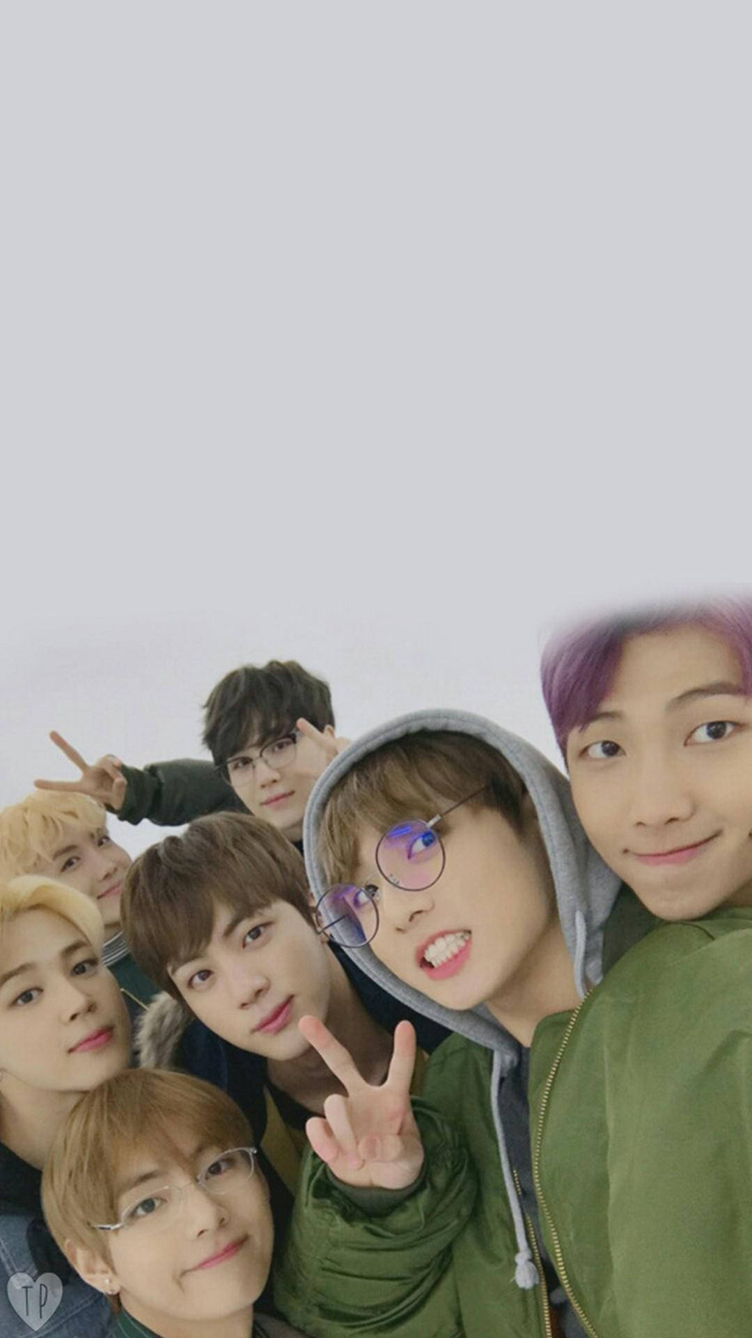 BTS 2020 可愛集體照 壁紙 — 七位年輕男子擁有色彩繽紛的頭髮和眼鏡，在純白背景前開心自拍。