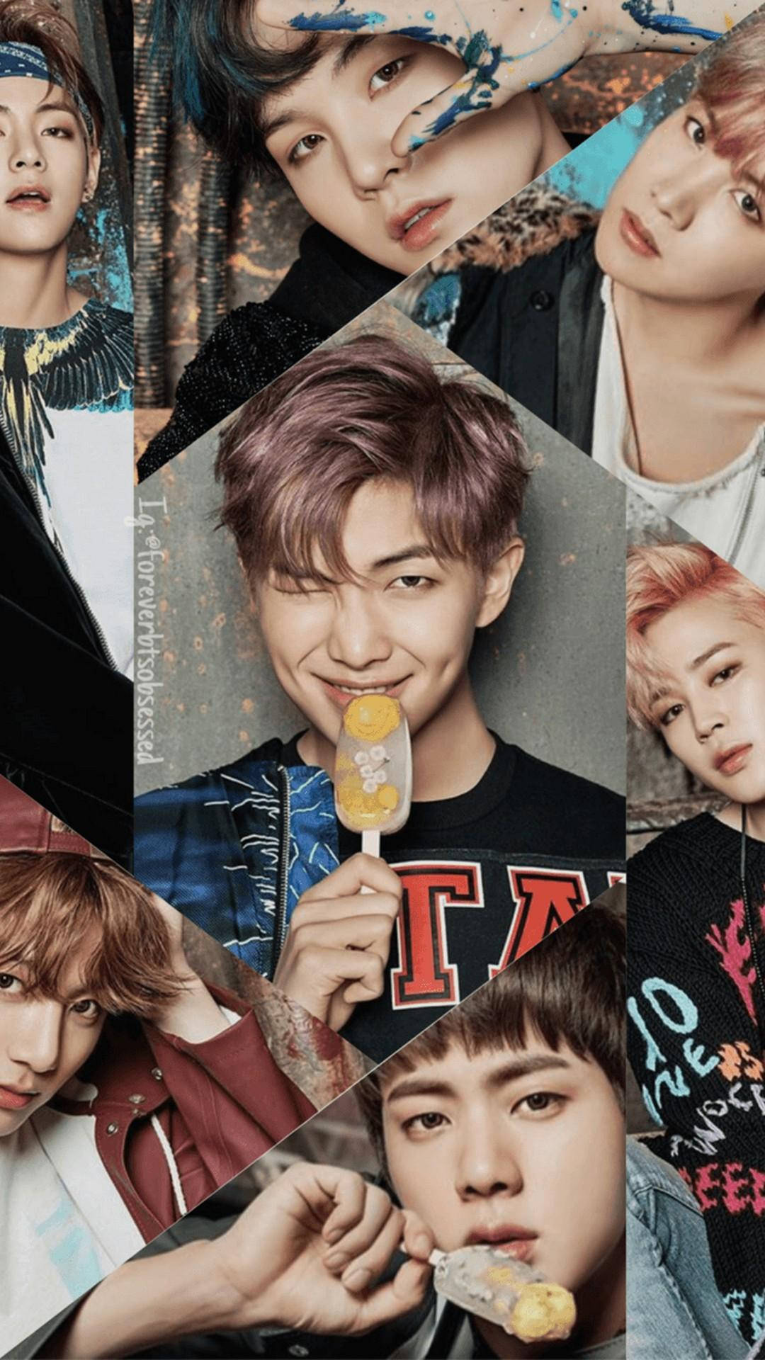 BTS 2020 角度拼貼照 壁紙 — 一幅充滿活力的拼貼畫，描繪了K-pop偶像，擁有色彩繽紛的頭髮和富有表現力的面孔，排列在動態的幾何面板中。
