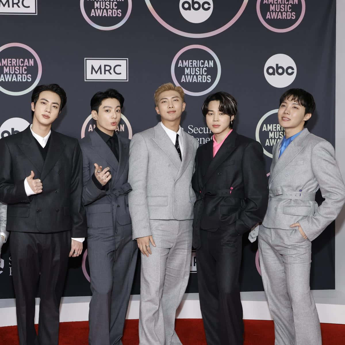 BTS 2021 美國音樂獎現場照片 壁紙 — 五位時尚男士身穿訂製西裝，在美國音樂獎的紅地毯上自信地擺姿勢。