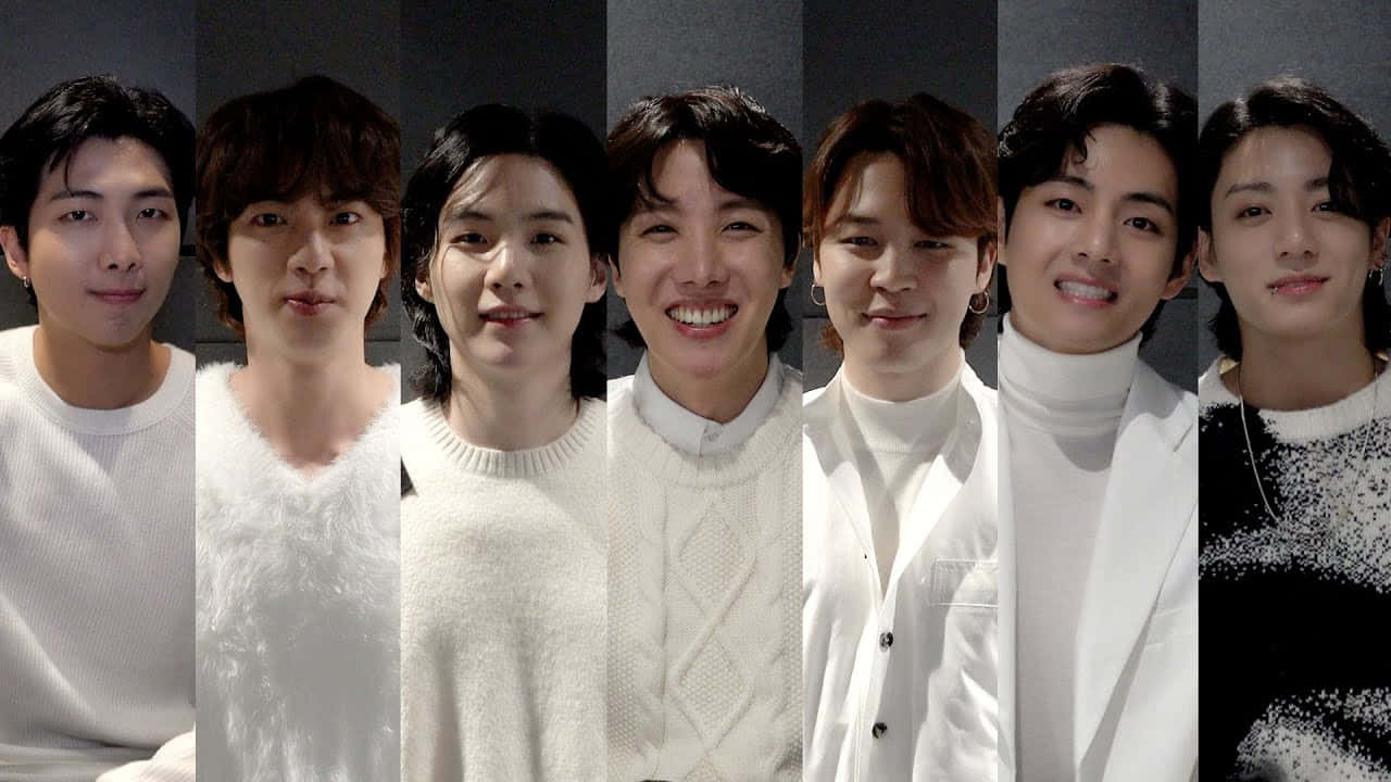 BTS 2023 新年賀圖 壁紙 — 七名身穿白色針織衣物的男士在深灰色背景前擺姿勢，配合柔和的工作室燈光。