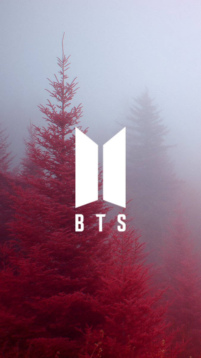 BTS標誌美學風 壁紙 — 一片霧氣瀰漫的深紅色松樹林，中央突出地放置了一個白色的BTS標誌。