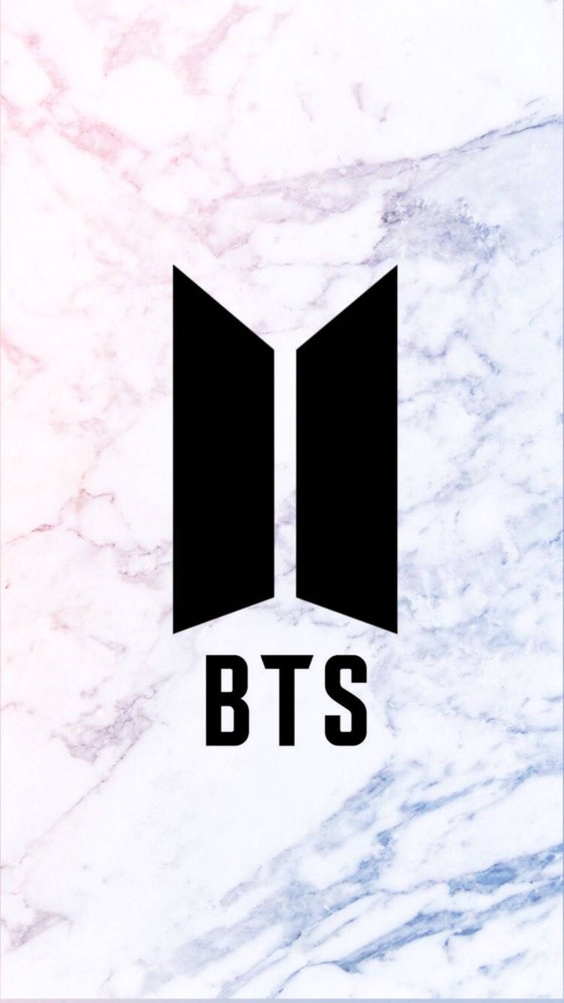 極簡黑色BTS標誌 壁紙 — 黑色BTS標誌居中於粉紅、藍和白大理石背景上。