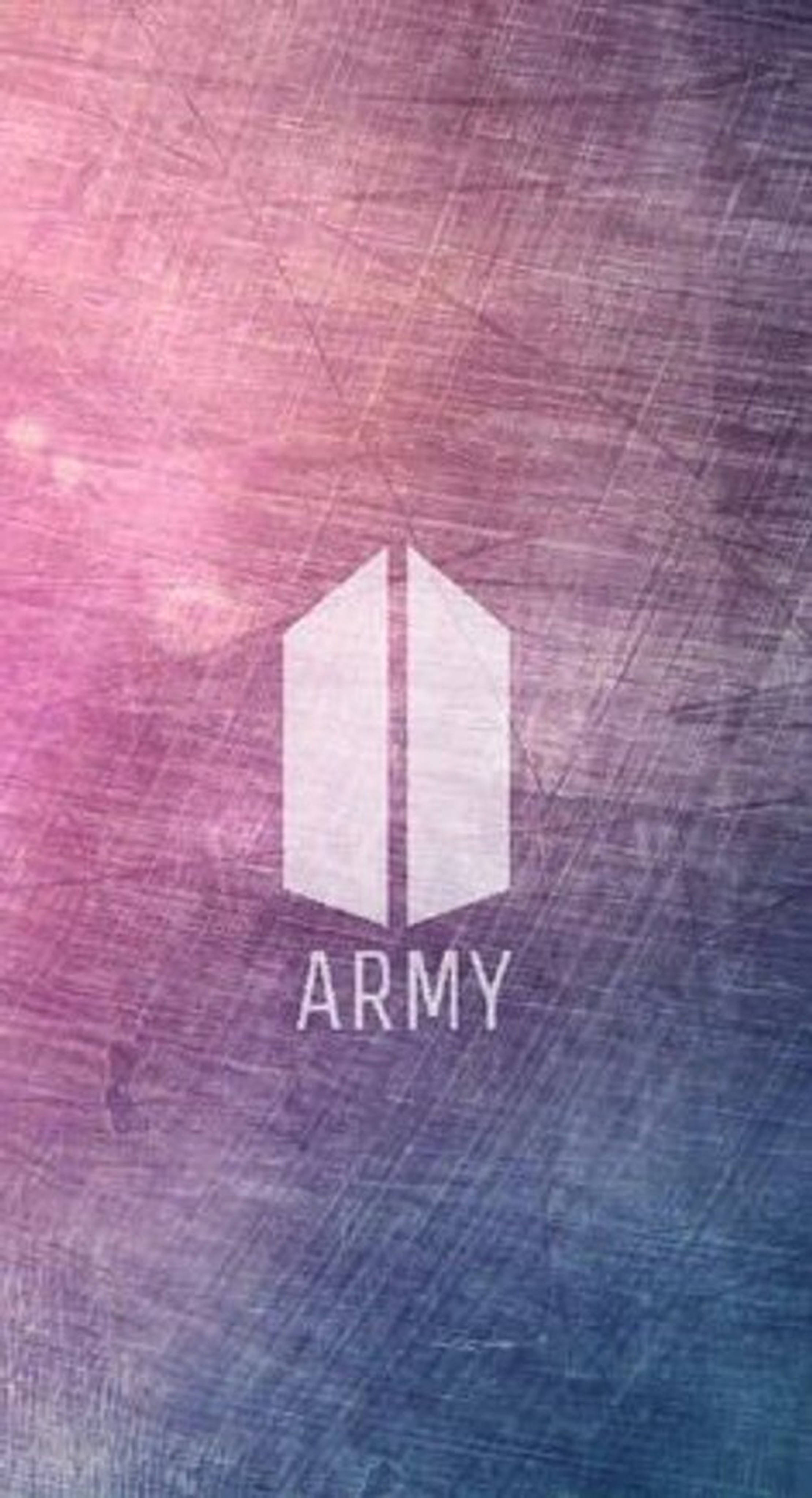 BTS軍團粉絲標誌 壁紙 — 白色BTS ARMY標誌居中於由粉紅色漸變至藍色的紋理背景上。