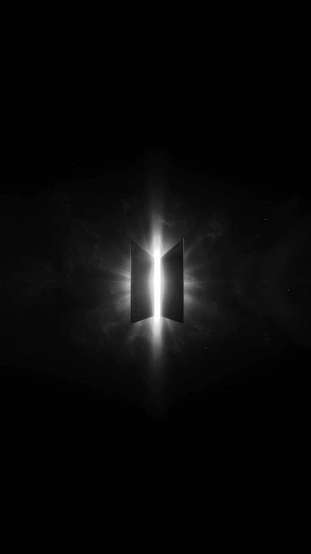 BTS 黑色標誌配白色光束 壁紙 — 一道發光的垂直光縫穿透絕對黑暗，猶如一道天堂之門。