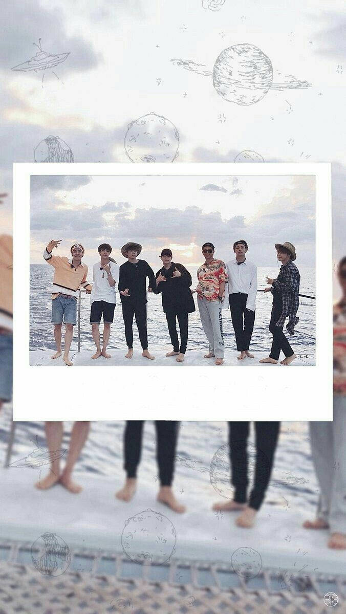 BTS 側拍遊艇 壁紙 — 七個人赤腳站在一艘船上，夕陽西下，手繪的行星和不明飛行物體漂浮在多雲的天空中。