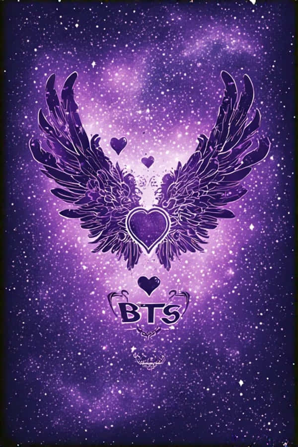 夢幻紫黑配色 BTS 壁紙，配以風格化翅膀 壁紙 — 紫色銀河牆紙，中央有心形的大天使翅膀，下方有BTS文字，周圍環繞著漂浮的心形。