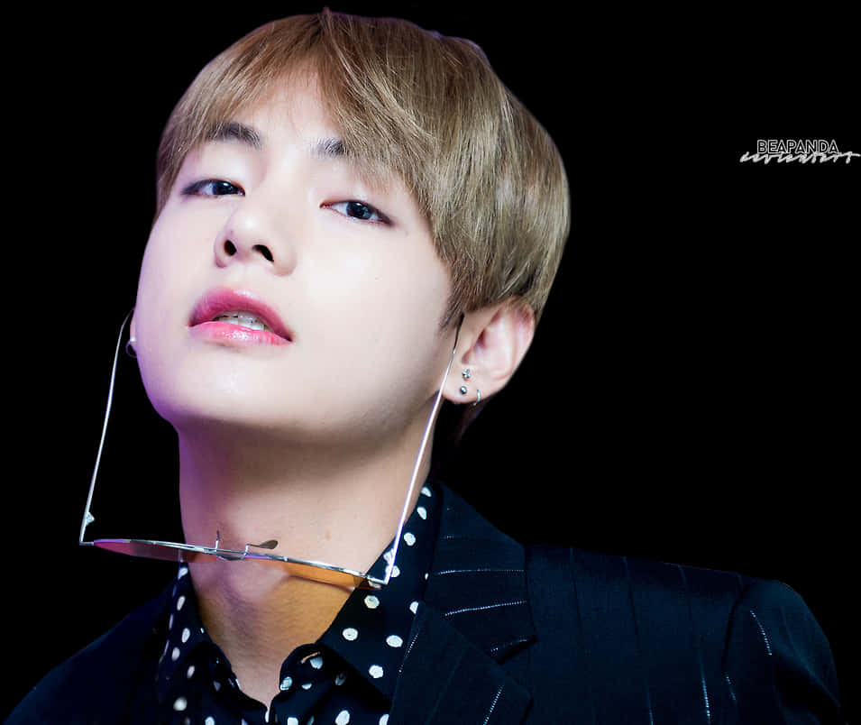 BTS成員奢華肖像照 壁紙 — 一位淺棕色頭髮、粉紅色嘴唇的年輕男子，穿著黑色細條紋西裝和圓點襯衫，在黑色背景前向上凝視。