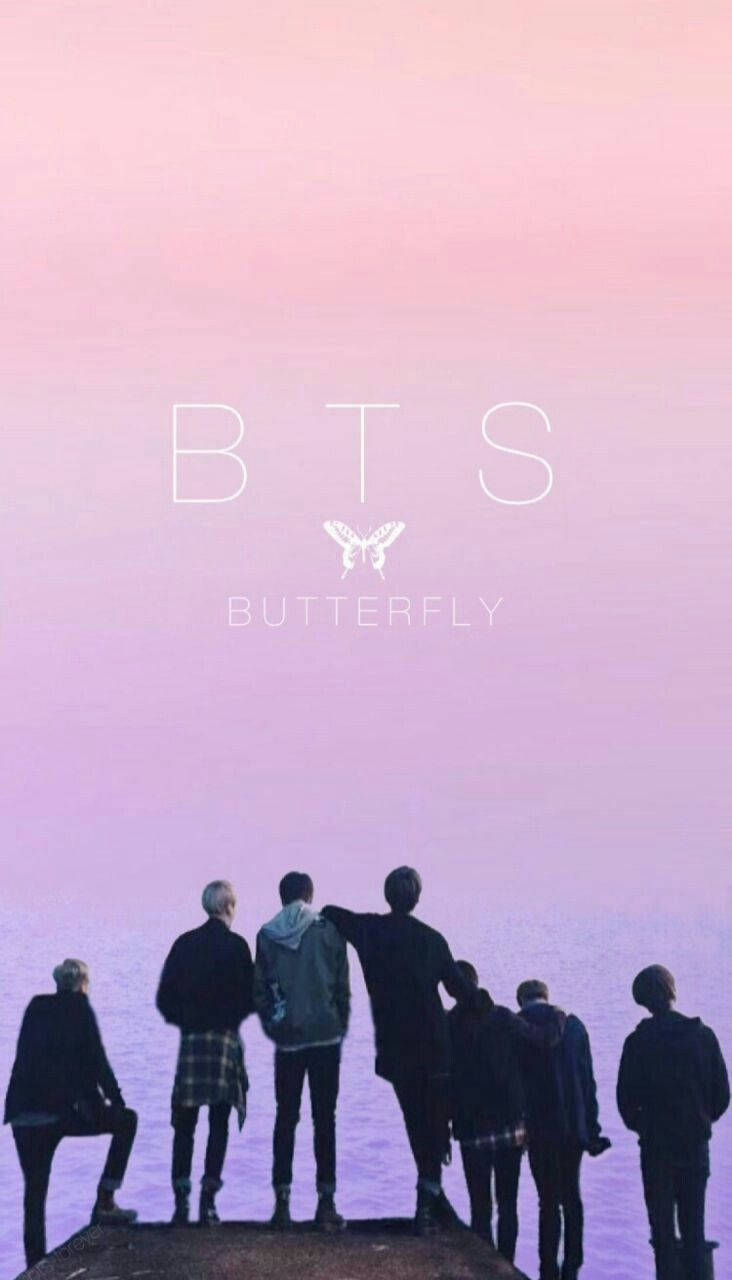 BTS美學 粉紅天空 壁紙 — 七個剪影人物一起站在碼頭上，凝視著柔和的粉紅色和紫色暮色天空，上面覆蓋著「BTS BUTTERFLY」文字。