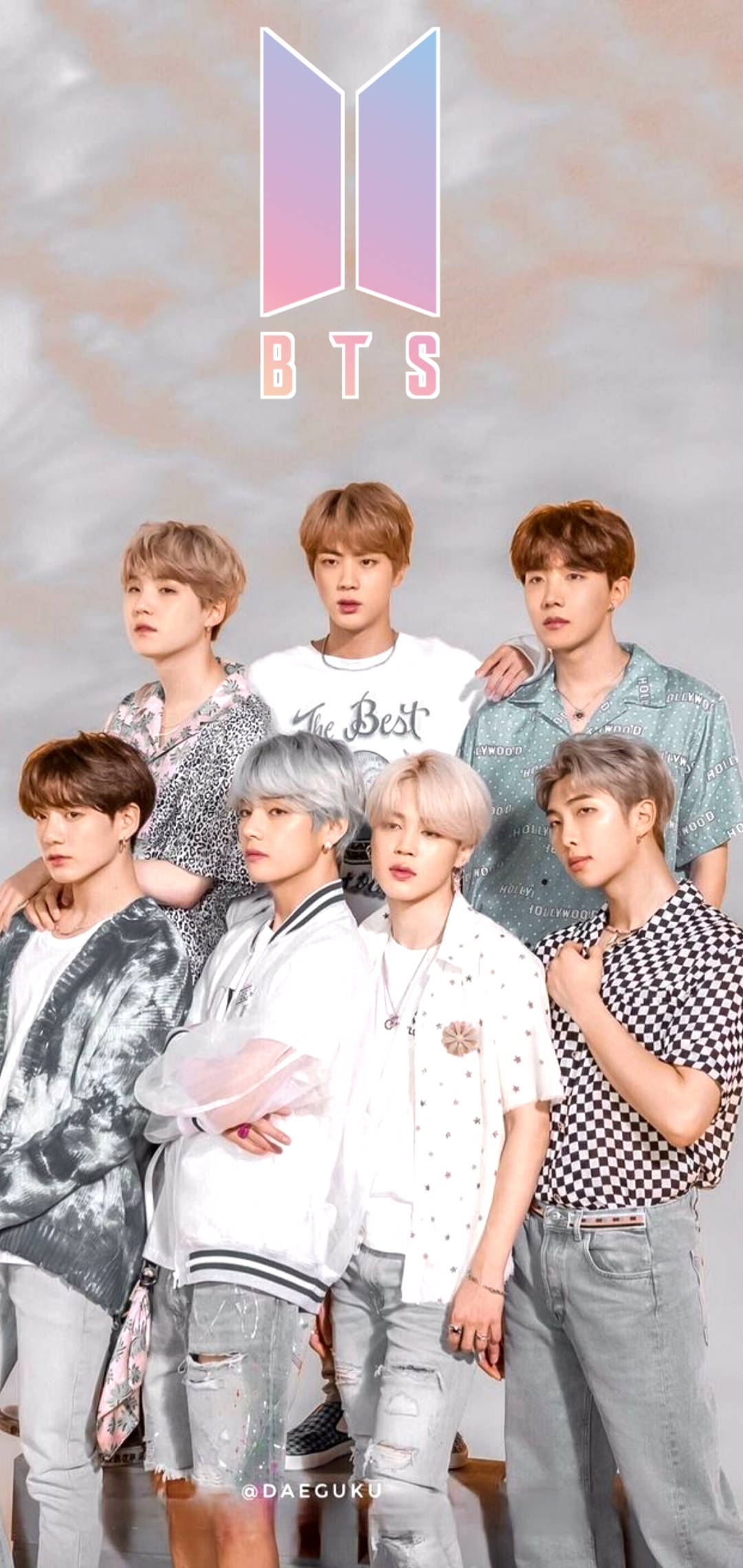 BTS鎖定畫面附標誌 壁紙 — BTS 七位成員自信地擺姿勢，背景係柔和嘅粉彩色漸變，上面有佢哋嘅標誌。
