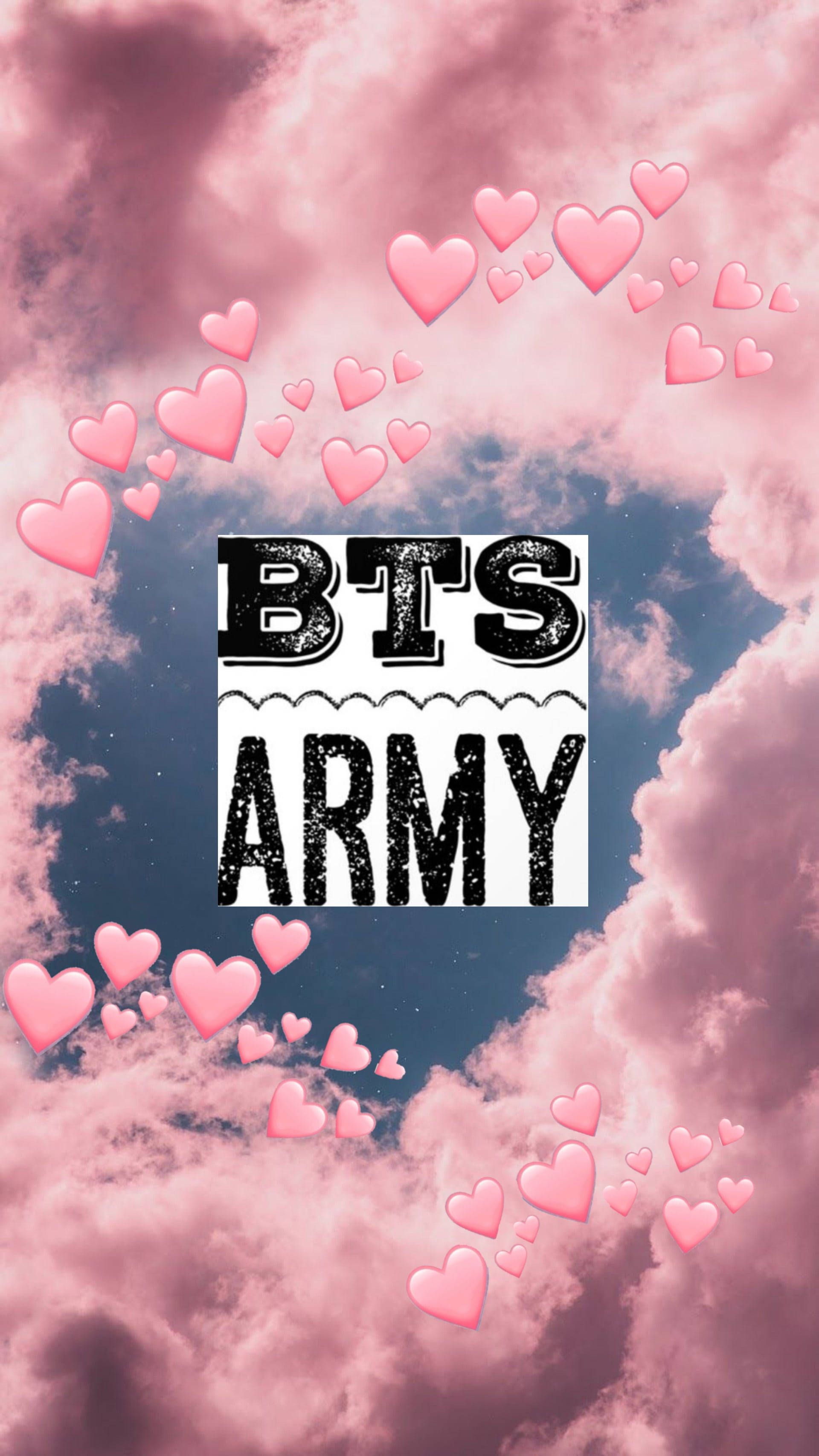 BTS ARMY粉紅心形表情符號 壁紙 — 粉紅心形在粗體 BTS ARMY 文字周圍旋轉，背景是夢幻的粉藍色雲天。