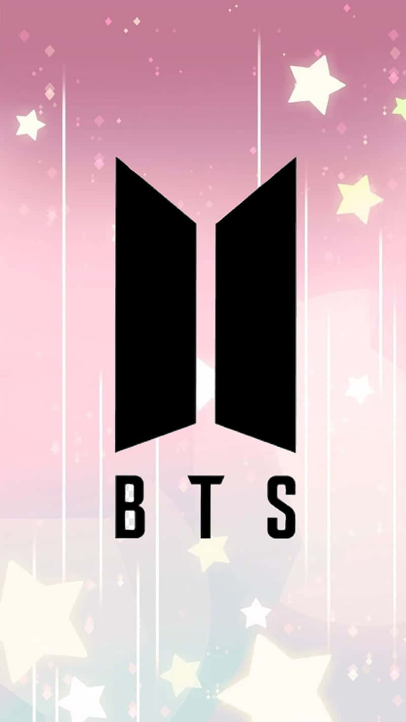 BTS ARMY 標誌配可愛星星 壁紙 — 黑色BTS標誌居中於柔和粉紅色漸變背景上，帶有發光星星和光線條紋。