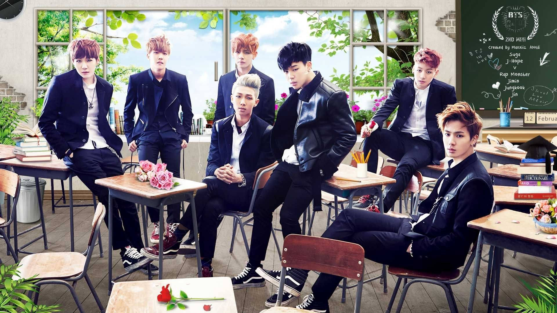 BTS 男子團體在校園背景中合照的壁紙。