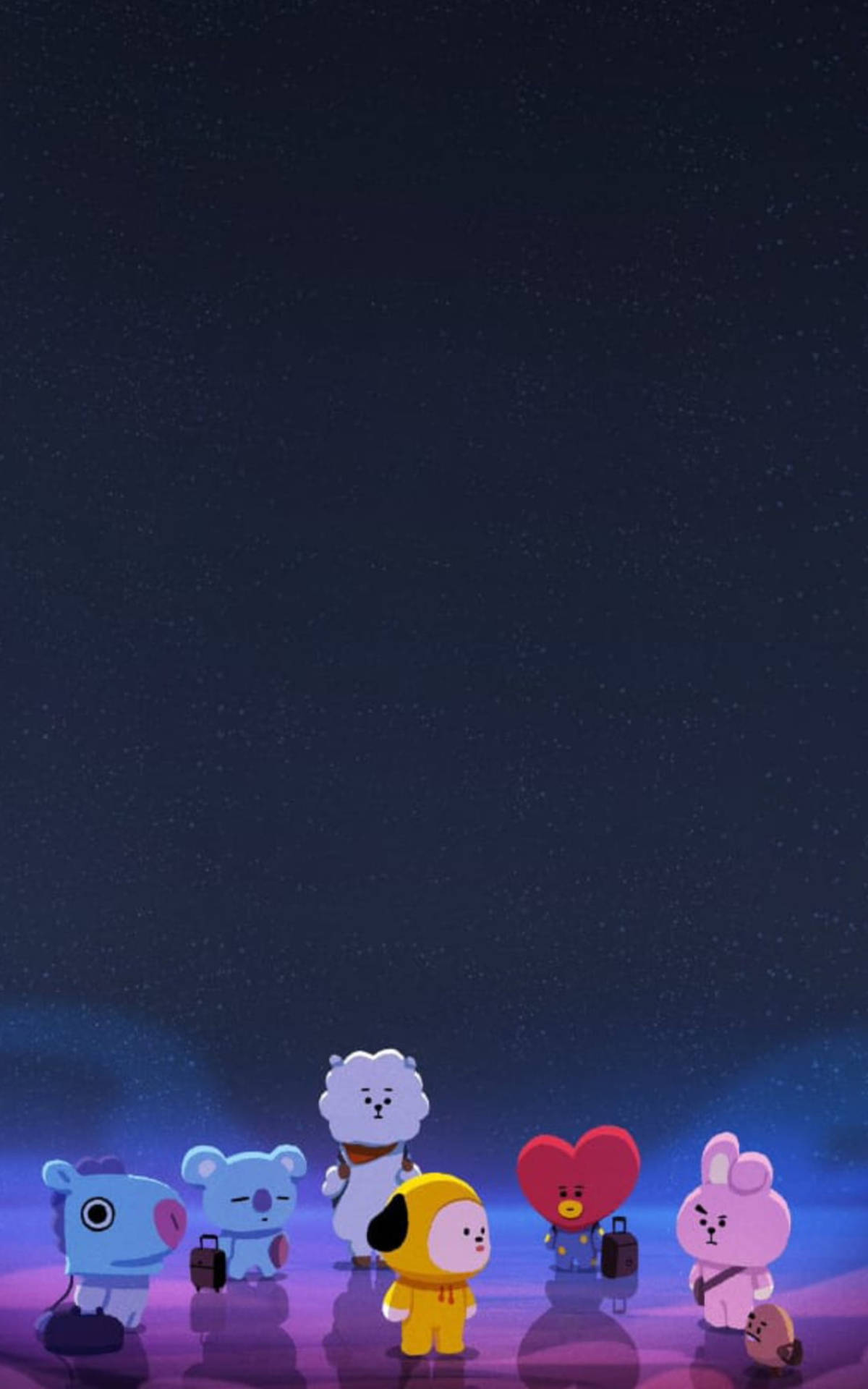 BTS BT21 夜間出遊 壁紙 — 六隻可愛的卡通動物帶著行李站在閃爍的紫色地面上，星空下。