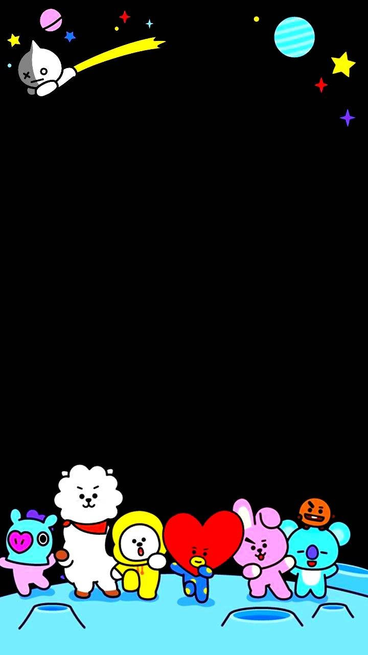BTS BT21 太空冒險 壁紙 — 卡通人物站在藍色表面上，星空下有行星和一顆流星。