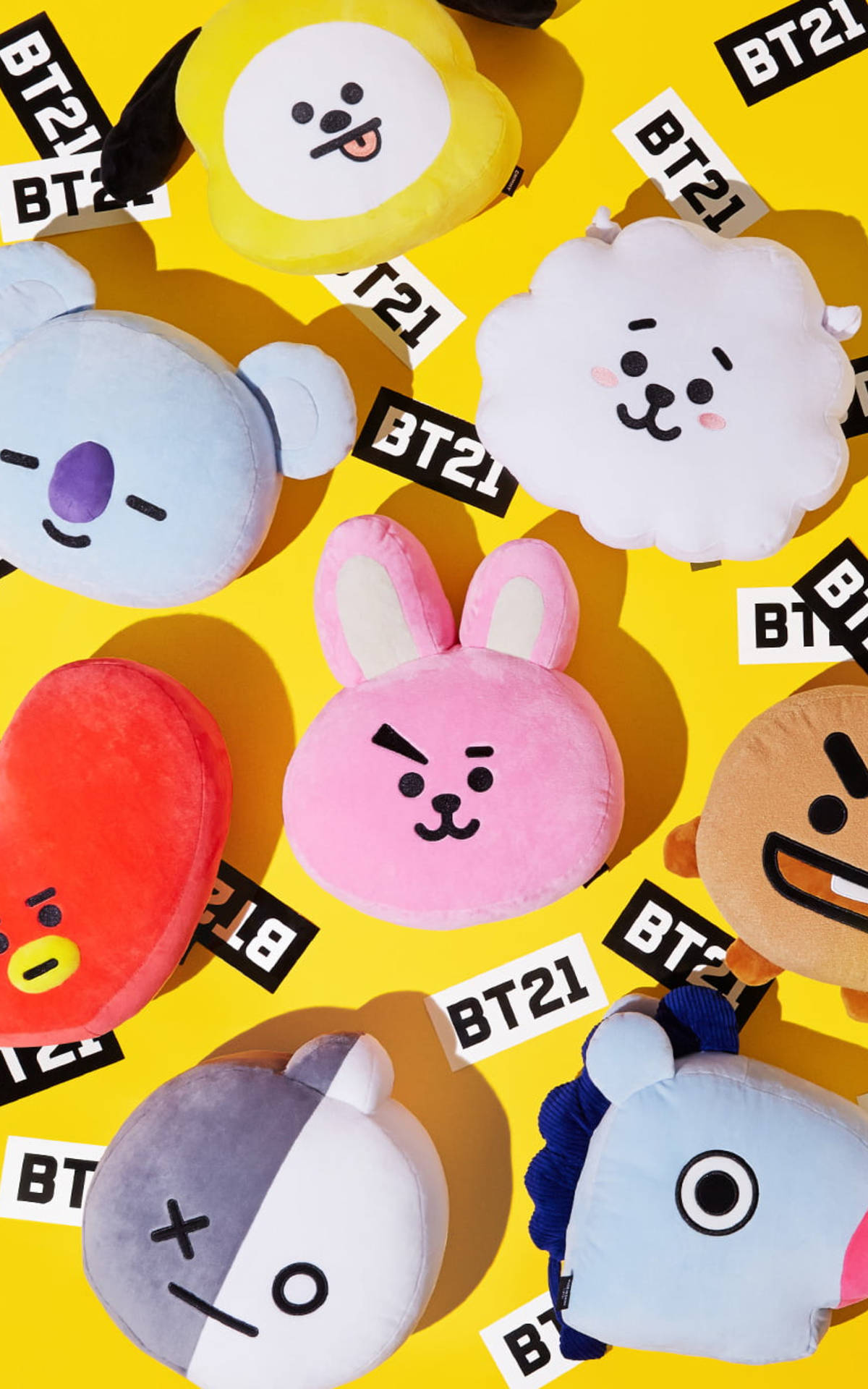 BTS BT21 彩色徽章系列 壁紙 — 充滿活力的黃色背景，佈滿色彩繽紛的BT21毛絨角色，投射出柔和陰影。