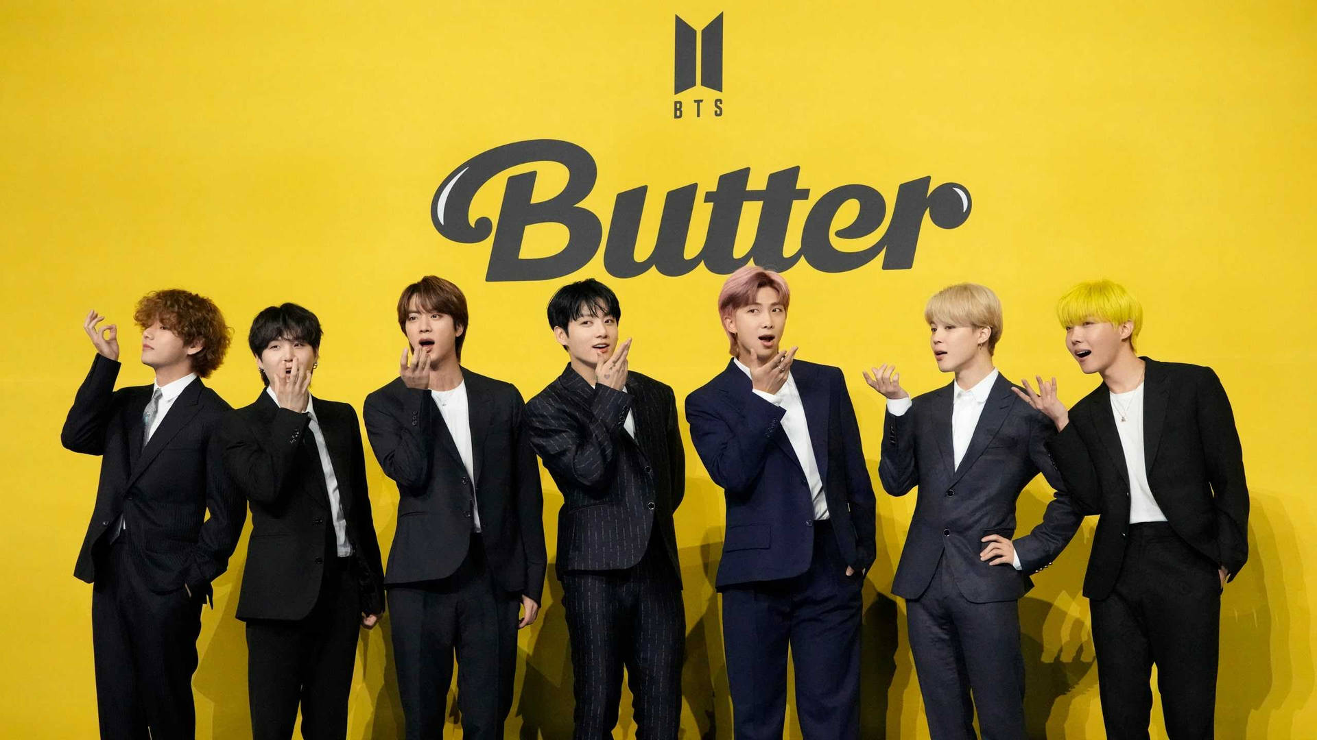 BTS成員身穿黑色西裝為Butter專輯照片擺姿勢。