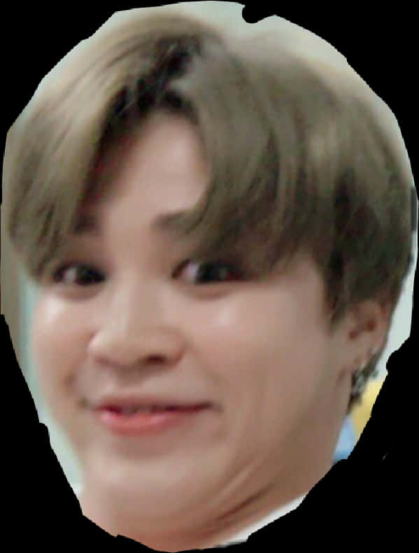 BTS成員扭曲臉部表情 壁紙 — 年輕男子特寫肖像，淺棕色頭髮，溫柔微笑，深色背景。