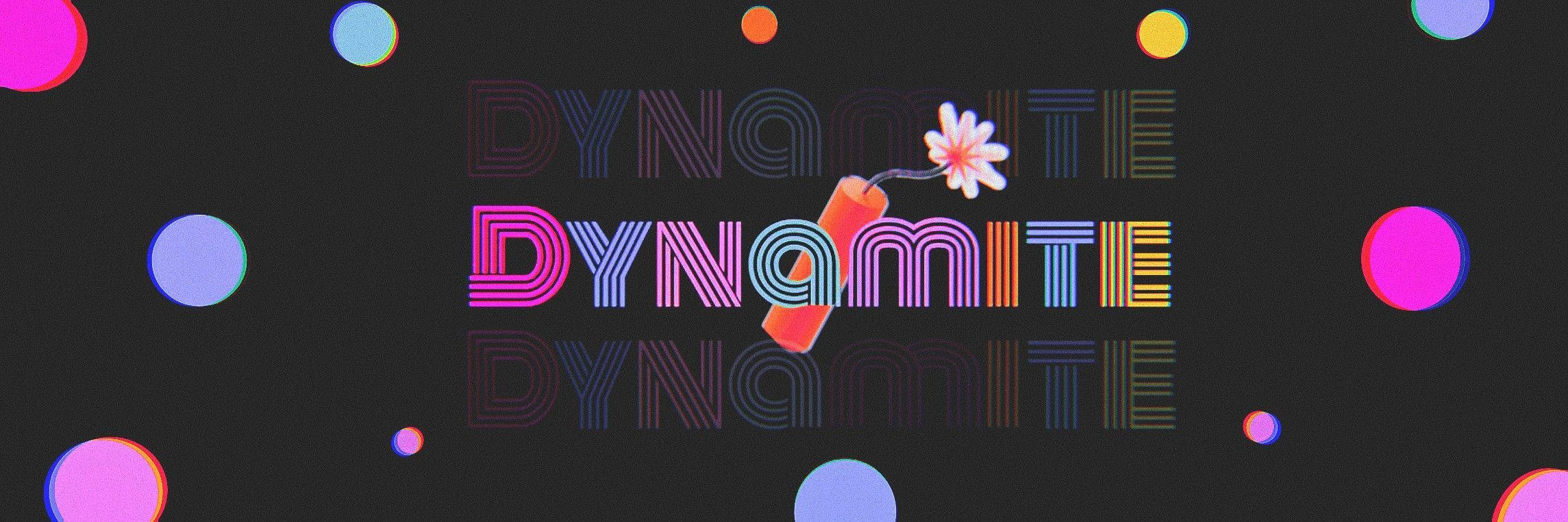 大膽多彩的文字拼出 dynamite，字母 i 中綻放出一朵花，周圍環繞著浮動球體。