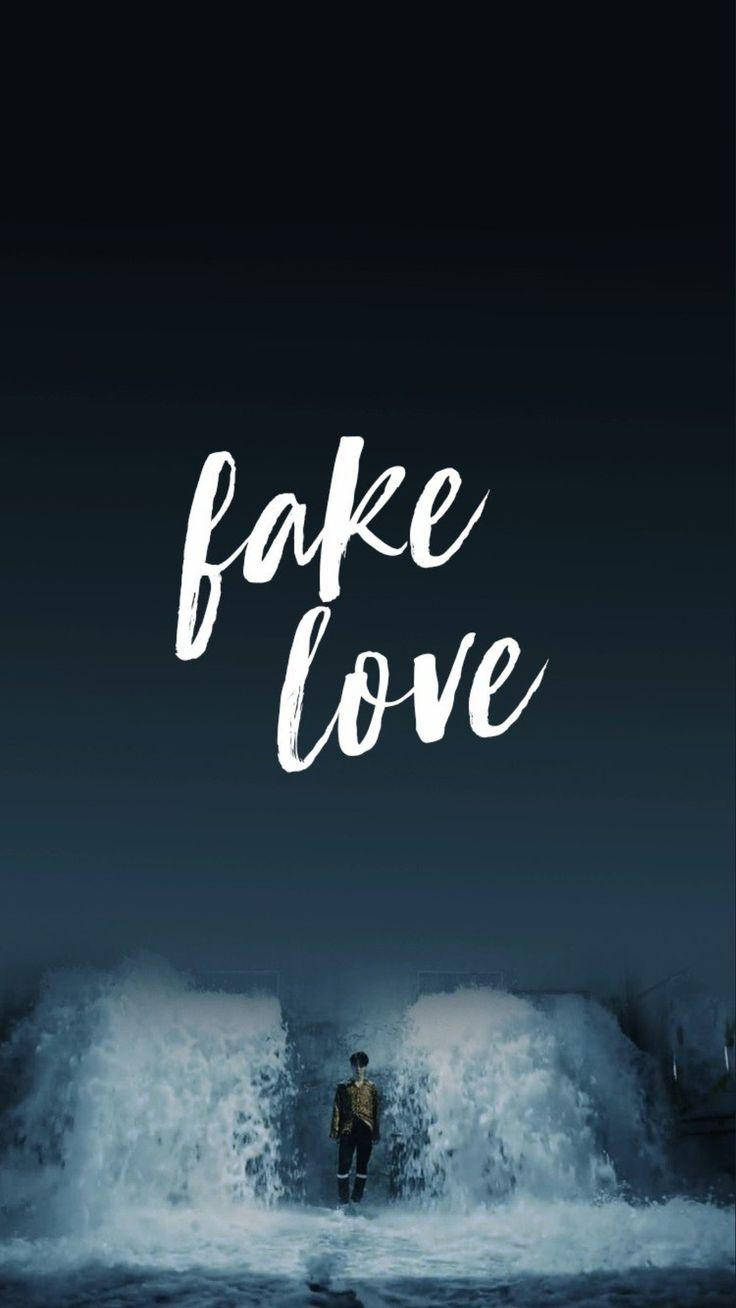 站在洶湧海浪中的人，上方有「fake love」文字。