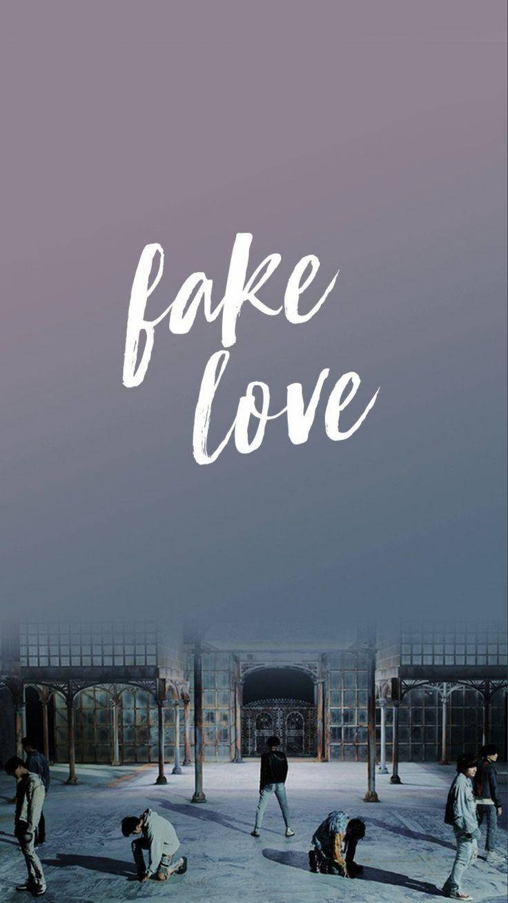 人們在紫色天空下霧氣瀰漫的庭院中鞠躬，帶有「fake love」文字。