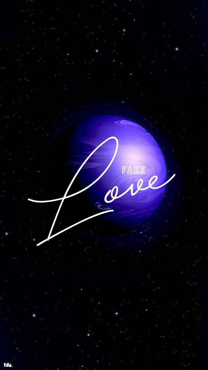 太空中一顆紫色行星，上面寫有「Love」和「FAKE」字樣。