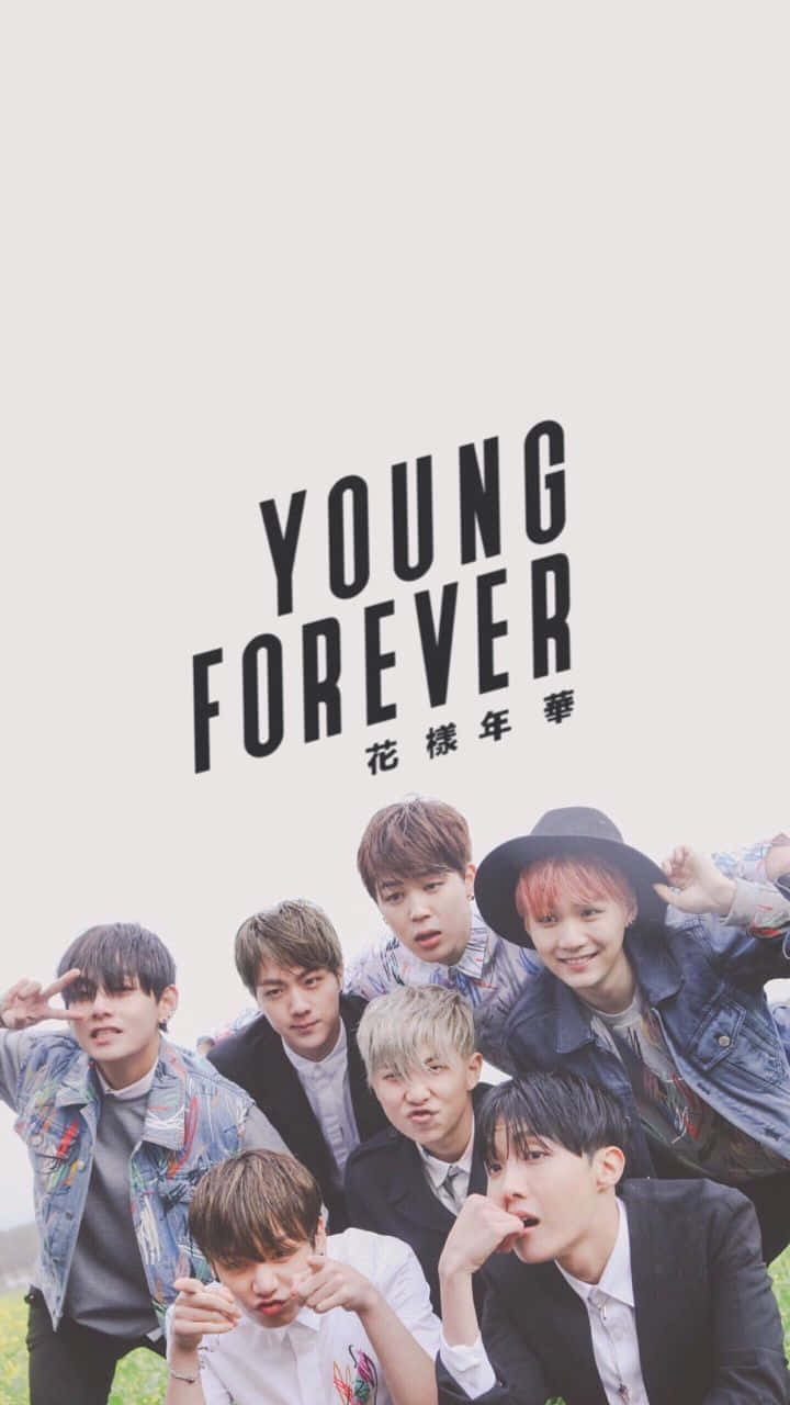 七位年輕男子與「YOUNG FOREVER」文字俏皮擺姿勢