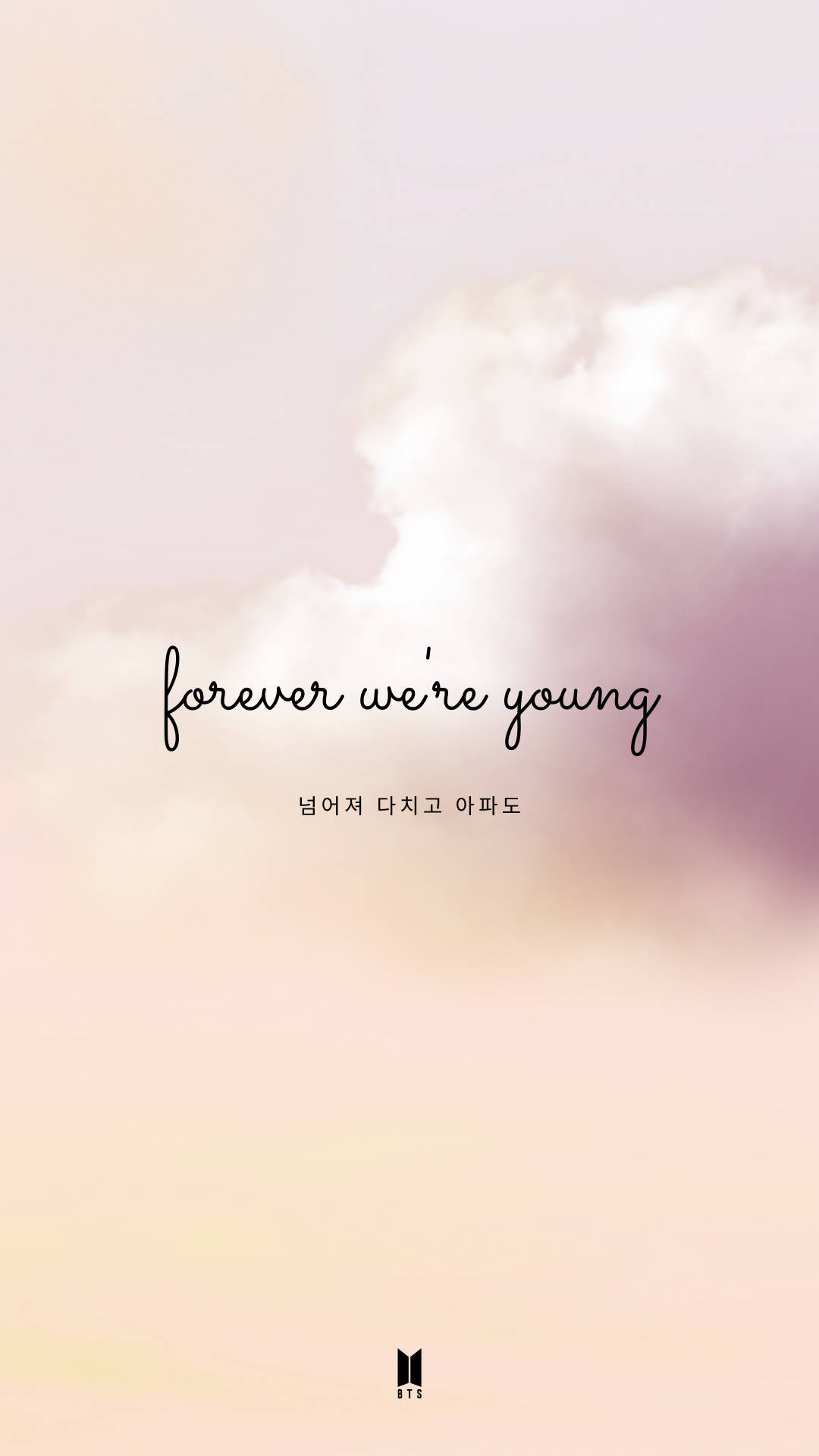 BTS《Forever Young》歌詞美學壁紙 壁紙 — 柔和嘅粉彩雲朵喺溫柔嘅漸變天空飄過，配上優雅嘅草書文字 forever we're young。