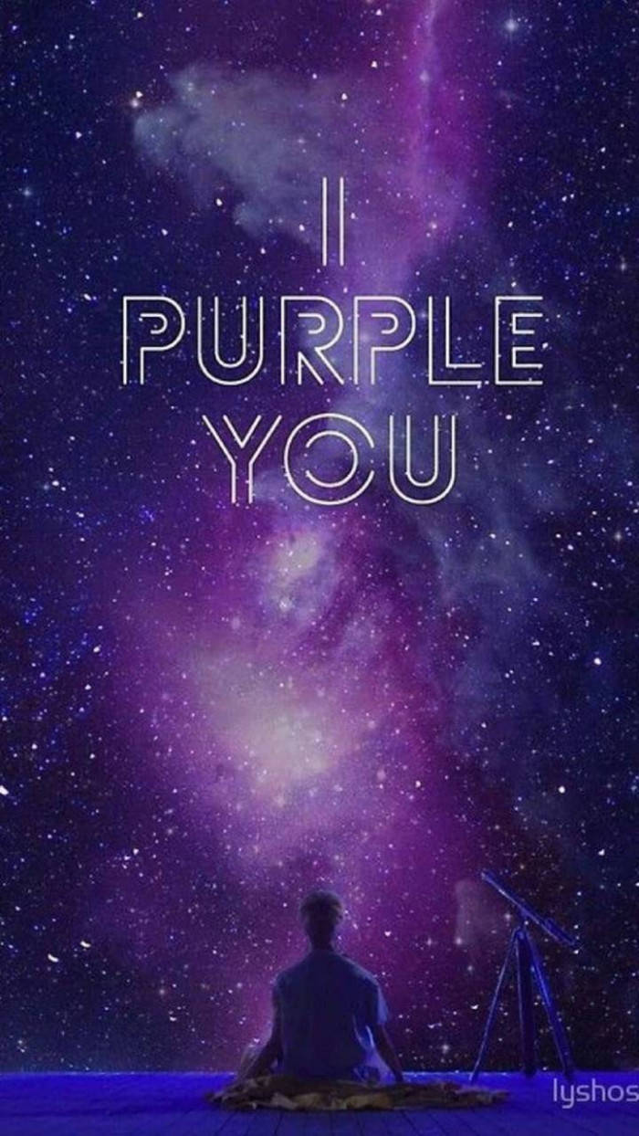 BTS Galaxy《I Purple You》 壁紙 — 一個人坐在木地板上，凝視著一個充滿星星和星雲的充滿活力的紫色星系，而文字 purple you 在上方發光。