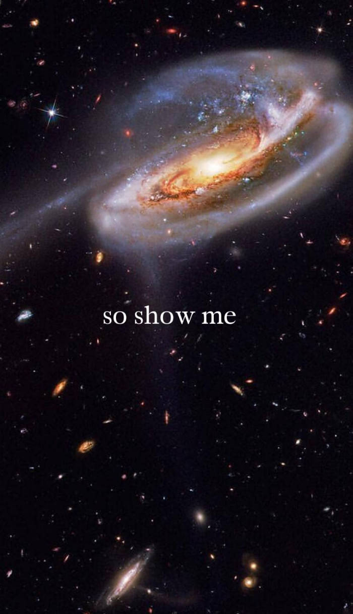 BTS Galaxy《So Show Me》 壁紙 — 一個宏偉的螺旋星系在星空中閃耀著金色和藍色的色調，並帶有文字 so show me。