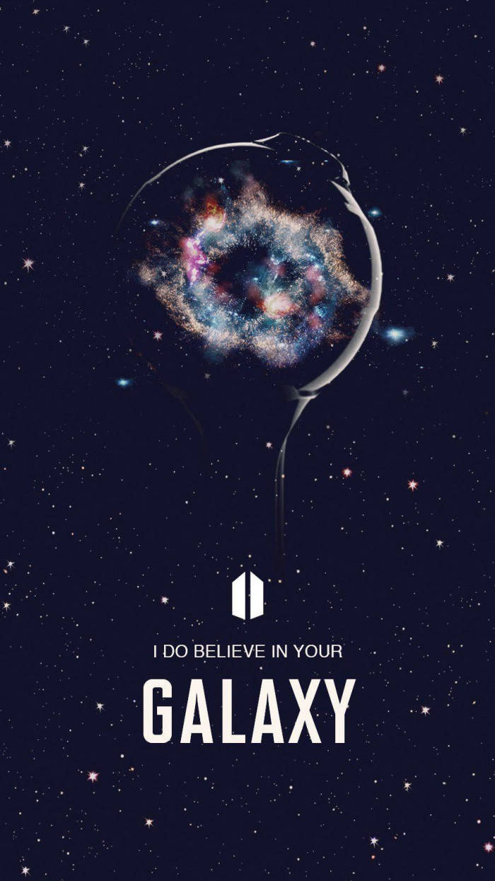 酒杯內含一個色彩繽紛的星系，漂浮在繁星點點的夜空中，下方有文字。