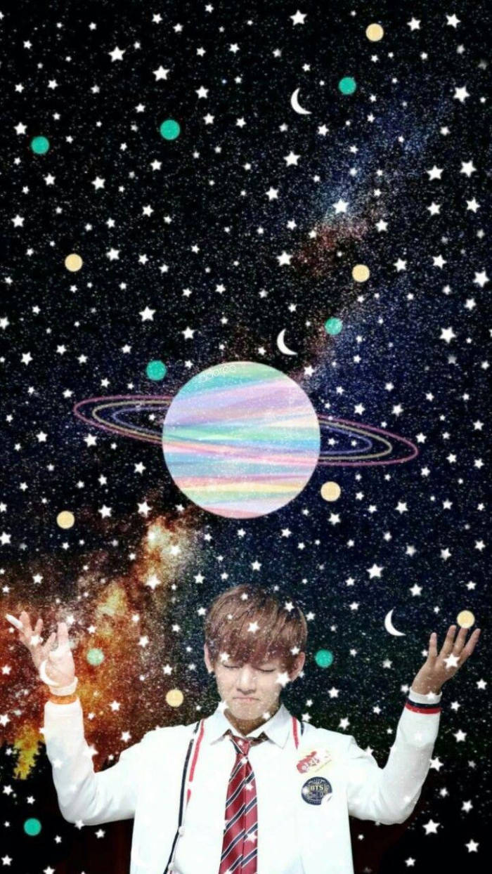 穿著校服的青少年男孩在星空下伸手觸摸一顆色彩繽紛的行星。