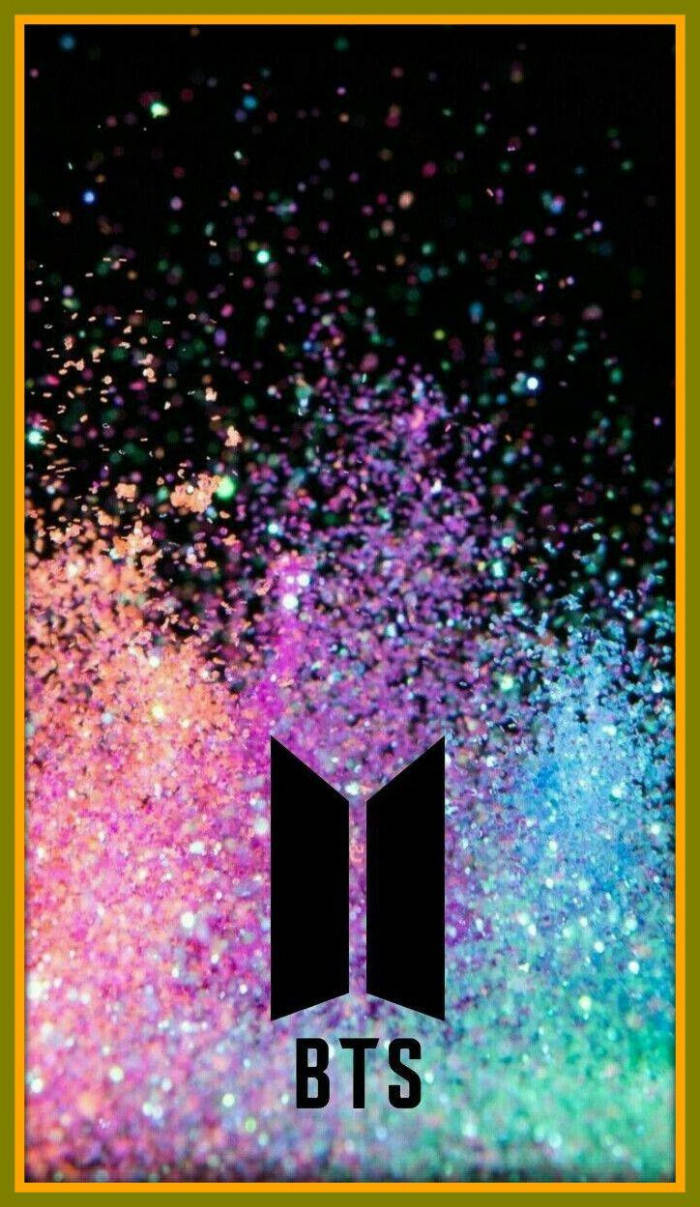 BTS Galaxy 閃耀星塵 壁紙 — BTS 標誌居中於黑色背景上充滿活力的閃粉爆炸，帶有粉紅色、紫色和藍綠色色調。