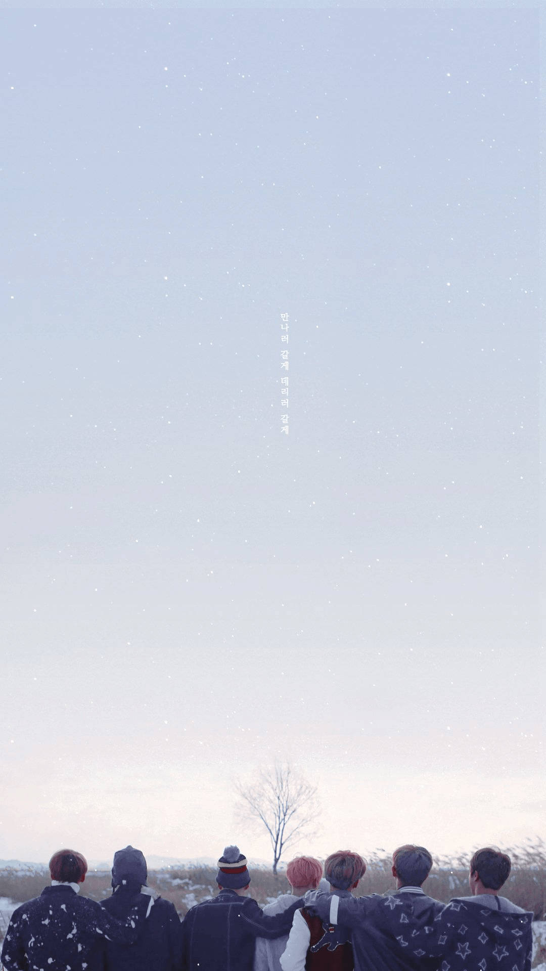 雪景BTS鎖屏 壁紙 — 六個穿著冬季外套的人肩並肩站著，仰望廣闊的雪天，天空點綴著飄落的雪花和模糊的韓文文字。