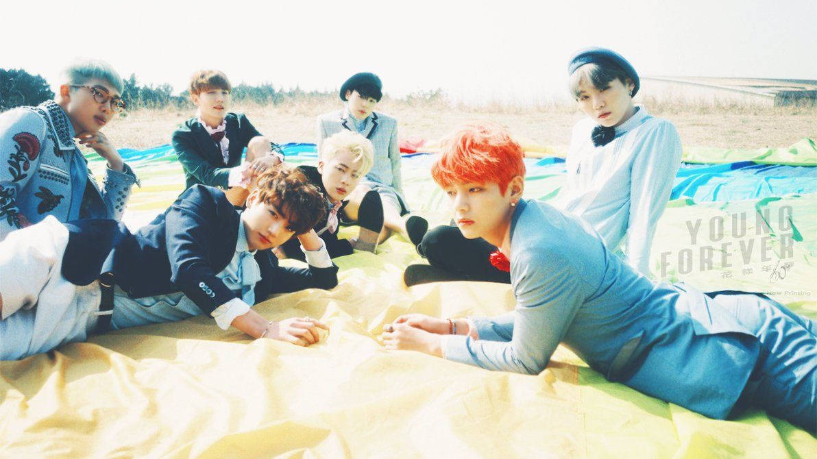 BTS成員躺在海灘上的遮陽篷上，夏日風光。
