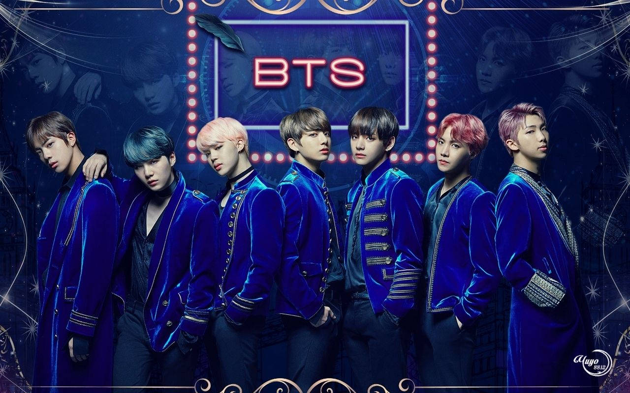 BTS 男子團體成員穿著藍色夾克，新歌演出造型。