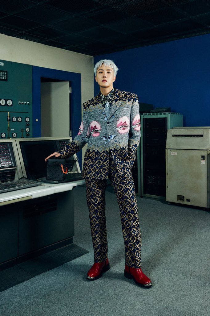 BTS J-hope For Louis Vuitton 壁紙 — 一位穿著圖案西裝和紅色鞋子的時尚人士自信地站在復古科技控制室中。