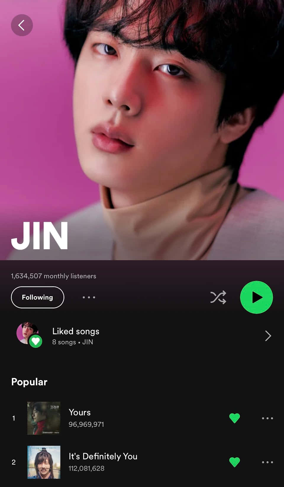 BTS Jin Spotify歌曲圖片 壁紙 — 特寫肖像，一位黑髮年輕男子，背景為鮮豔粉紅色，身穿米色高領毛衣。