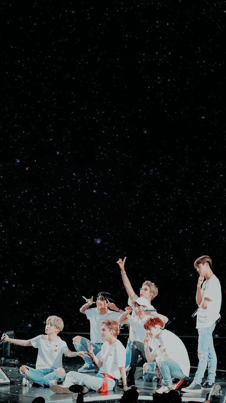 BTS《Love Yourself》巡迴演唱會造型 壁紙 — 七位身穿白恤衫的年輕男子在星空背景的舞台上動感擺姿勢。