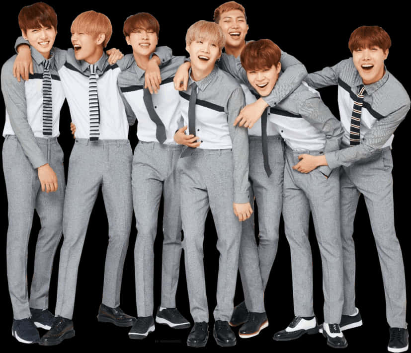 BTS成員穿灰色西裝歡笑合照 壁紙 — 七位微笑的年輕男士穿著相配的灰色西裝，在黑色背景前緊密地笑著擺姿勢。