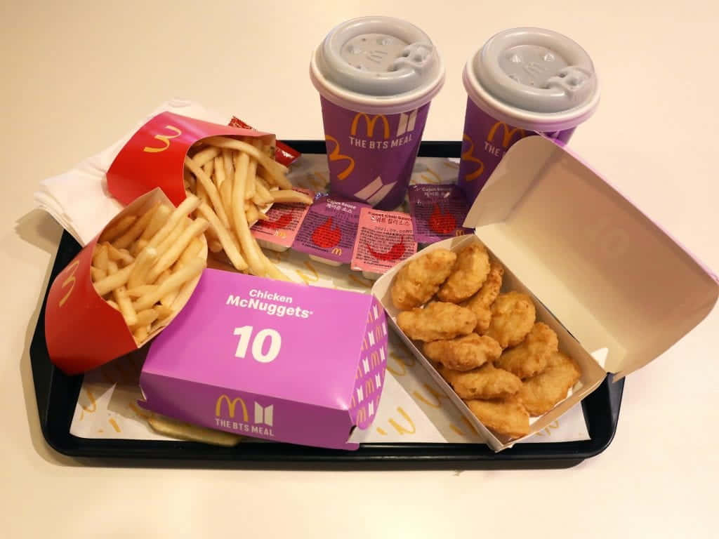 麥當勞BTS餐，包括雞塊、薯條和飲料，放在托盤上。
