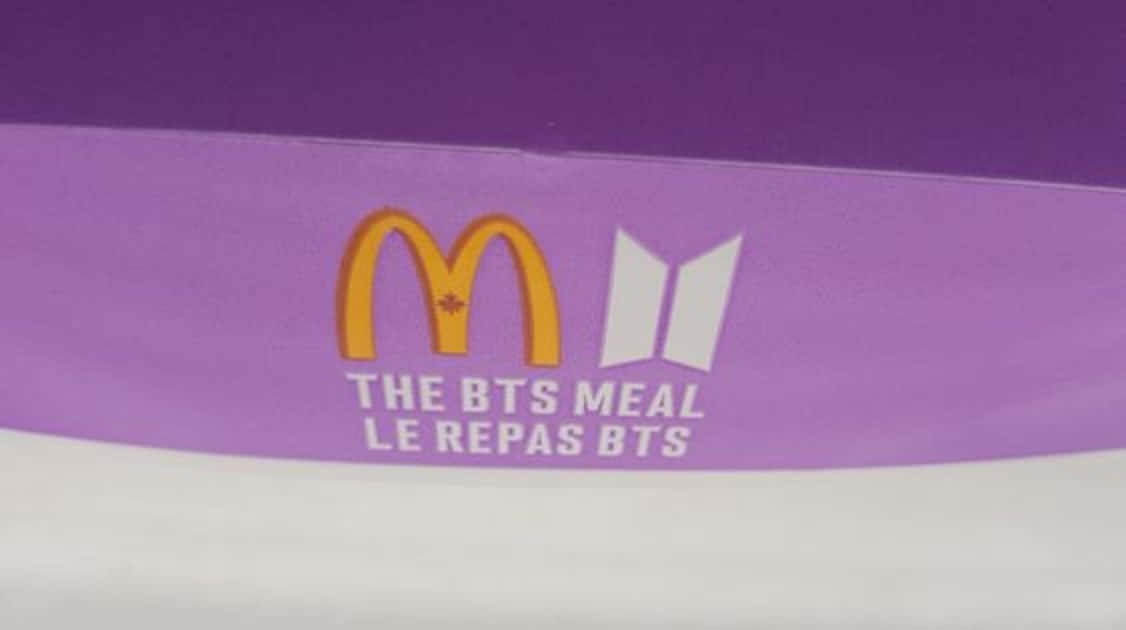 紫色包裝上帶有法文文字的麥當勞BTS Meal標誌。