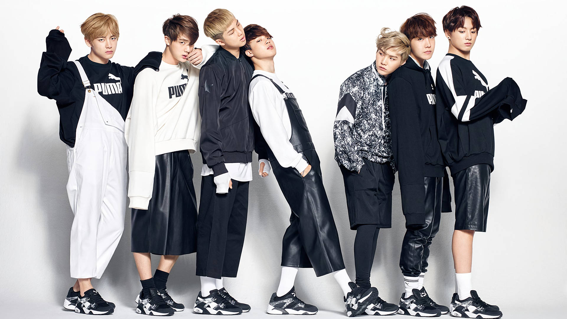 BTS成員V、Jungkook、Jimin、Suga、Jin、RM及J-hope身穿黑白服裝。