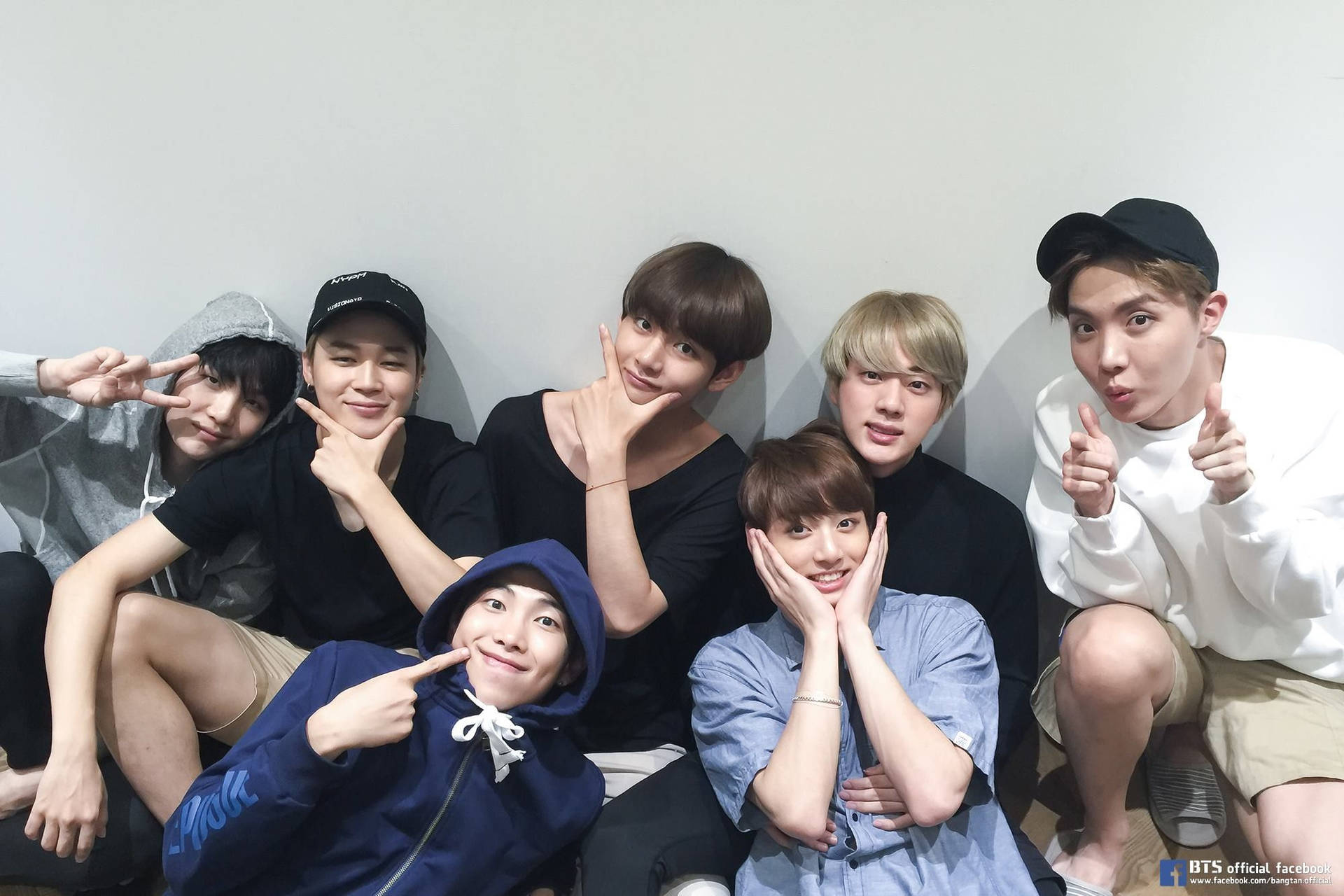 BTS男團成員微笑望向鏡頭。