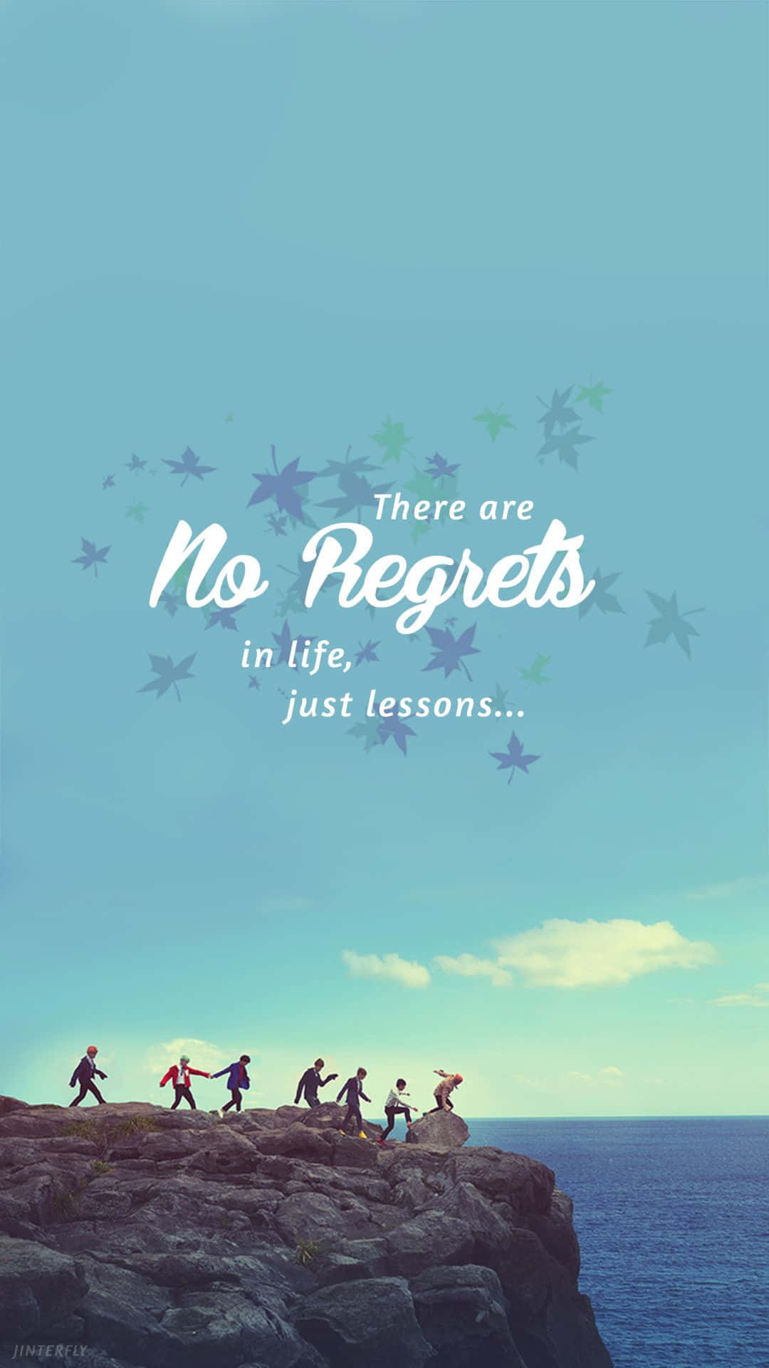 BTS《No Regrets》專輯封面 iPhone壁紙 壁紙 — 一群人在晴朗的藍天下沿著岩石懸崖邊緣行走，俯瞰海洋，飄浮的楓葉和鼓舞人心的文字。