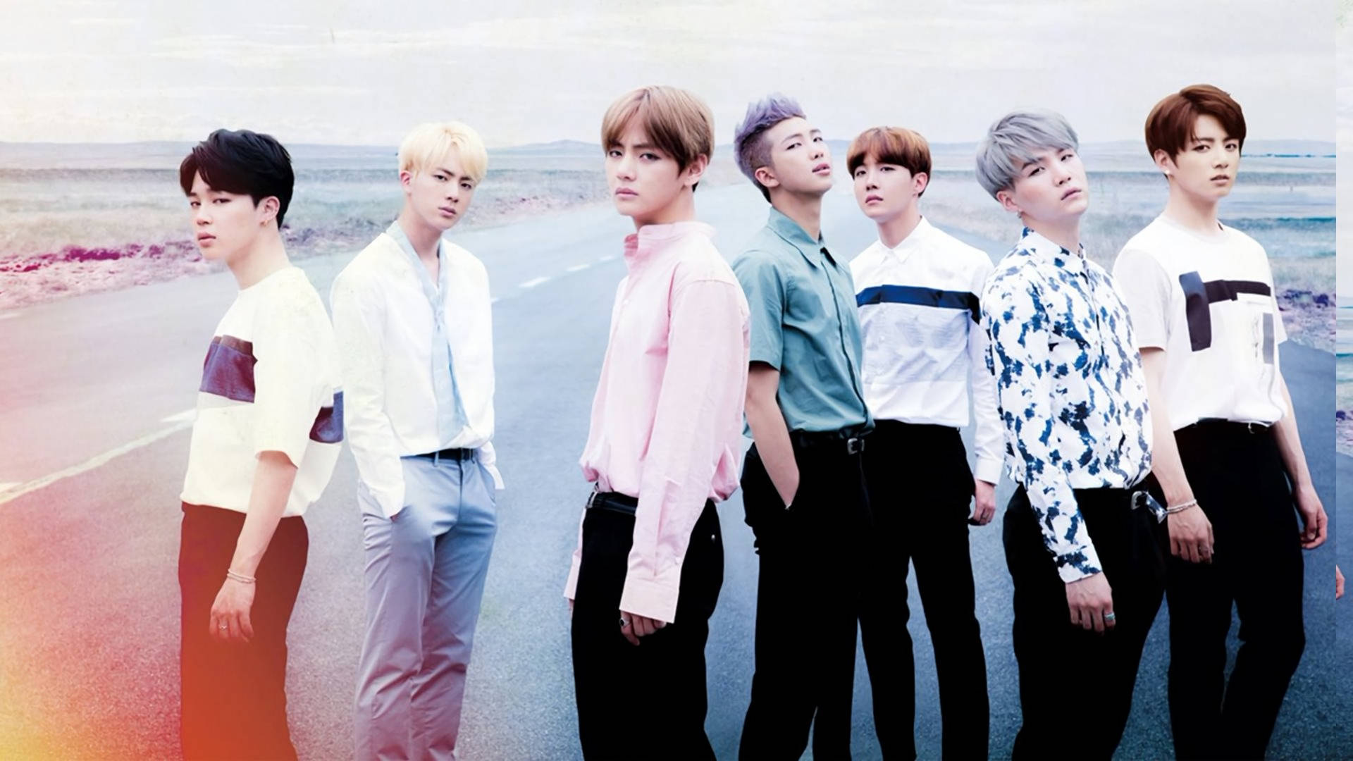 BTS 男子團體成員穿著時尚服裝，行走在巡迴路途中。