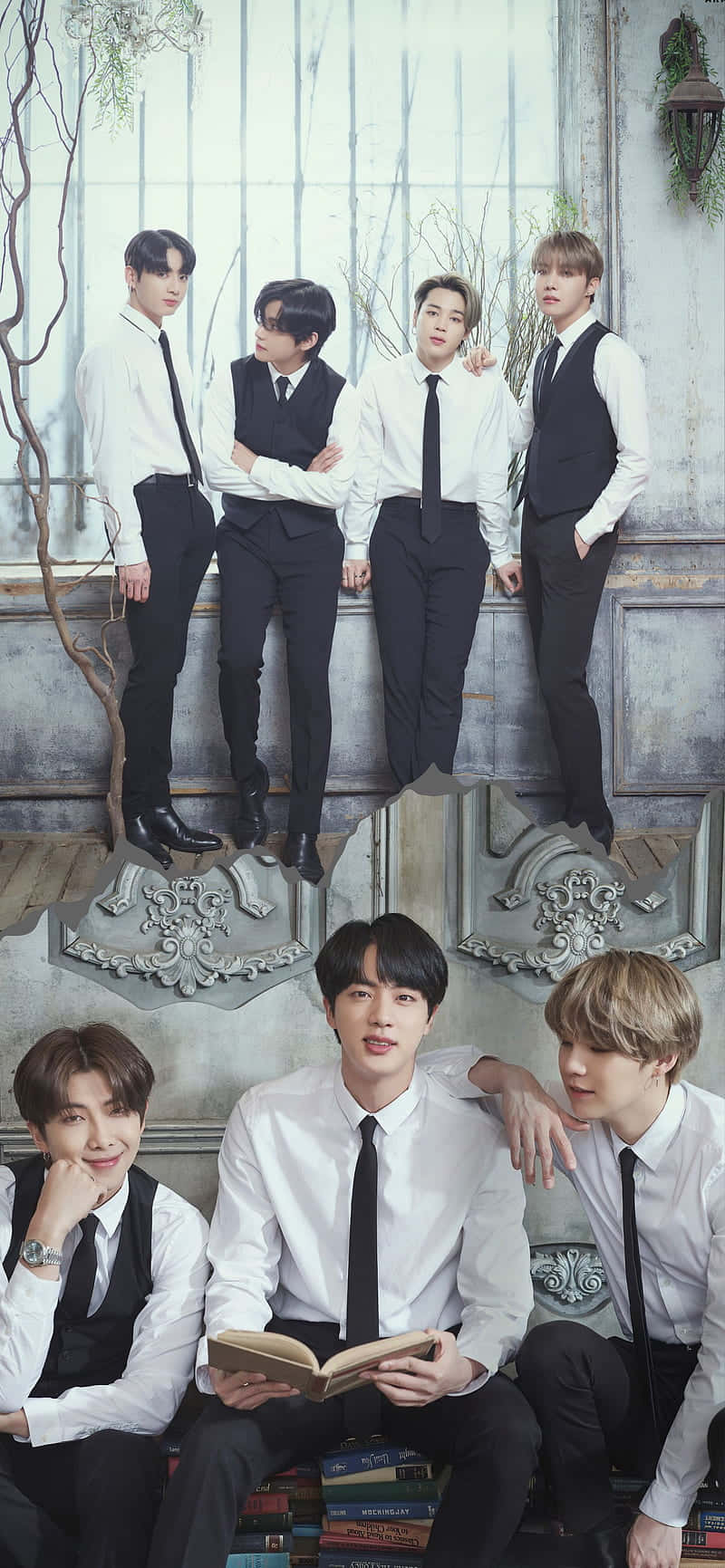 BTS《Our Story Chapter 3》拍攝 壁紙 — 五名身穿白襯衫和黑色背心的年輕男子，在一個帶有書架和綠植的復古華麗牆壁前優雅地擺姿勢。
