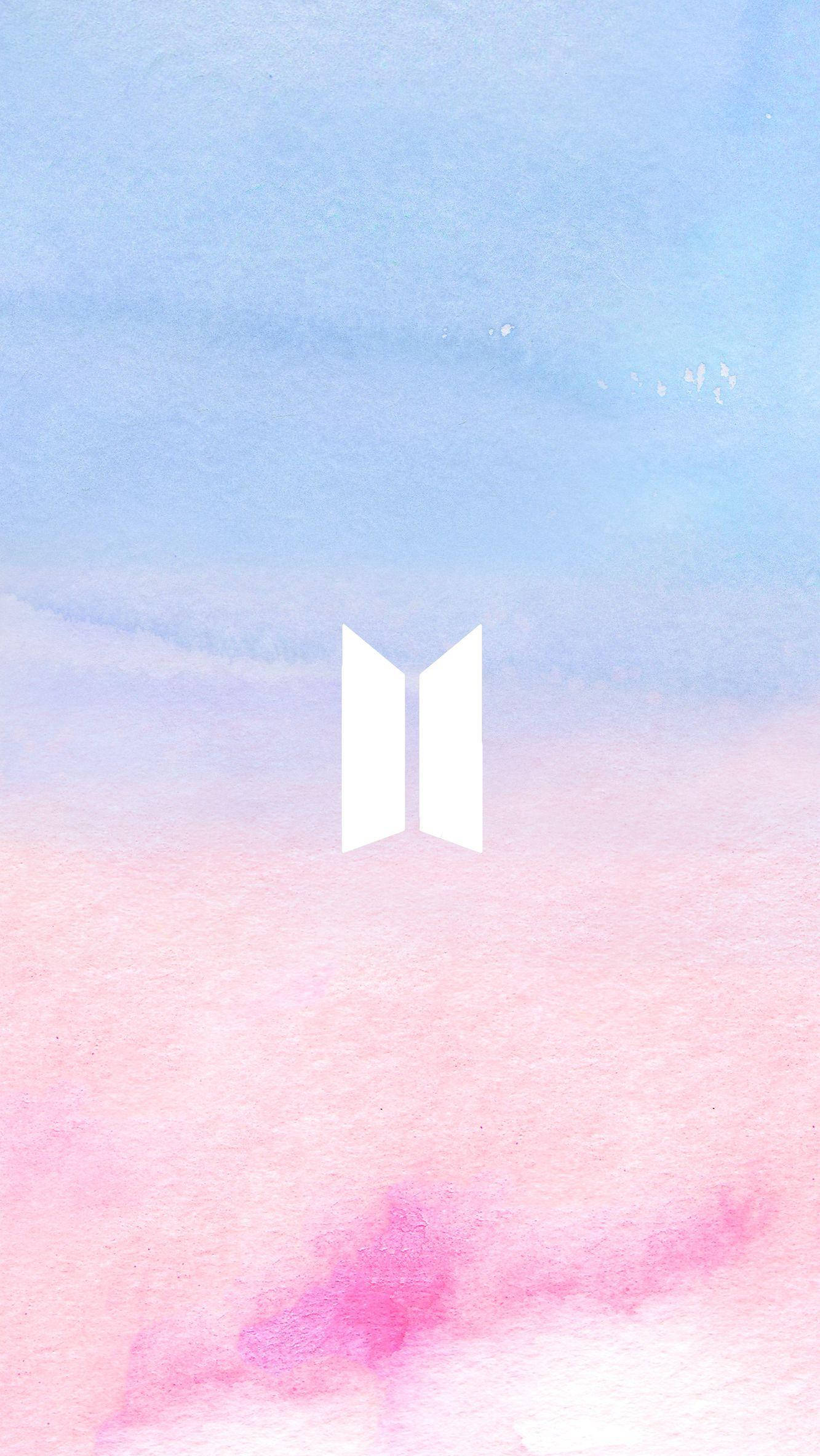 BTS 標誌粉彩版 壁紙 — 白色BTS標誌居中於藍色和粉紅色天空的柔和水彩漸變上。