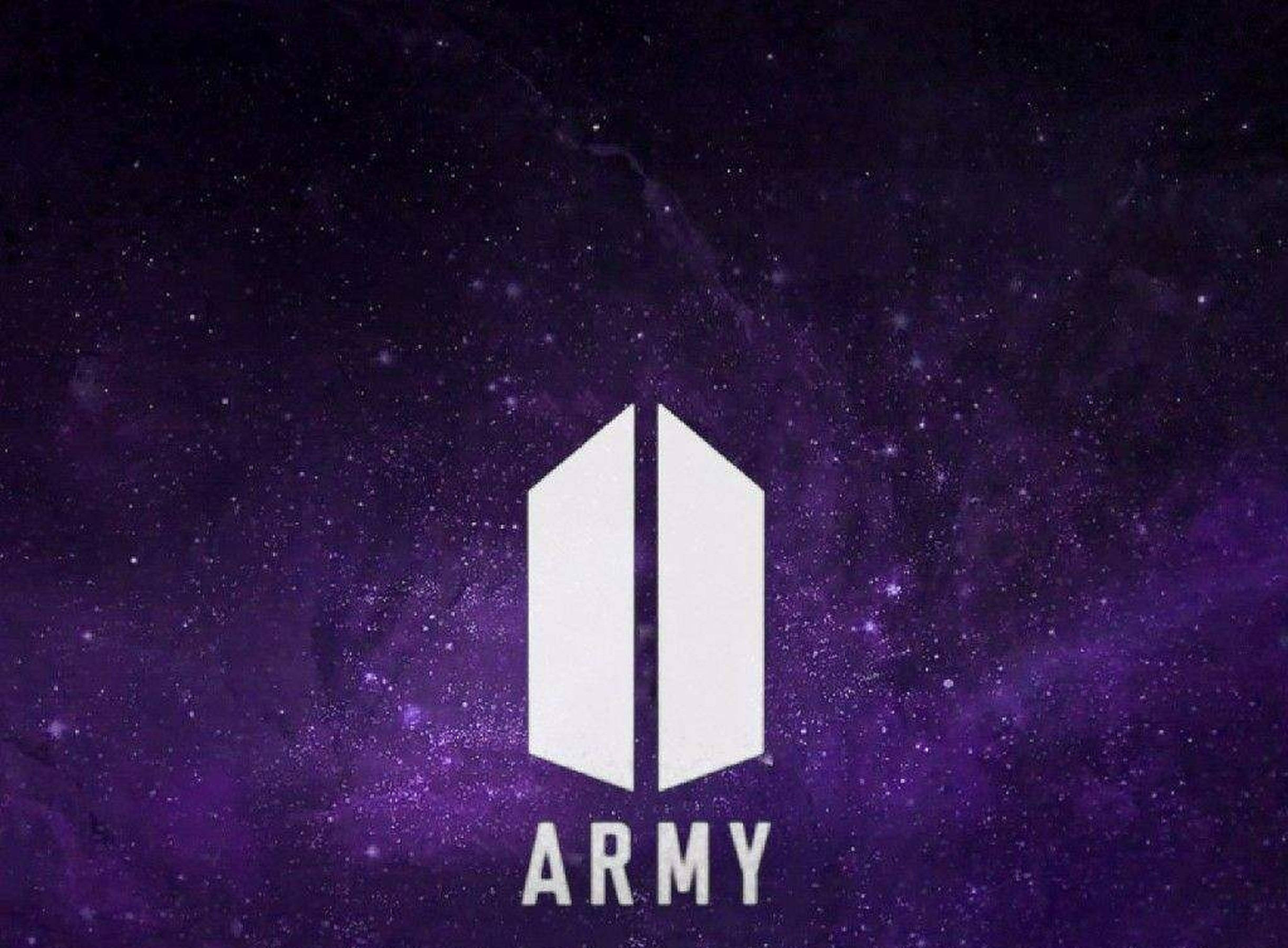 BTS粉絲標誌紫色星空 壁紙 — 白色BTS ARMY標誌居中於充滿活力的紫色宇宙背景，帶有閃爍星星。