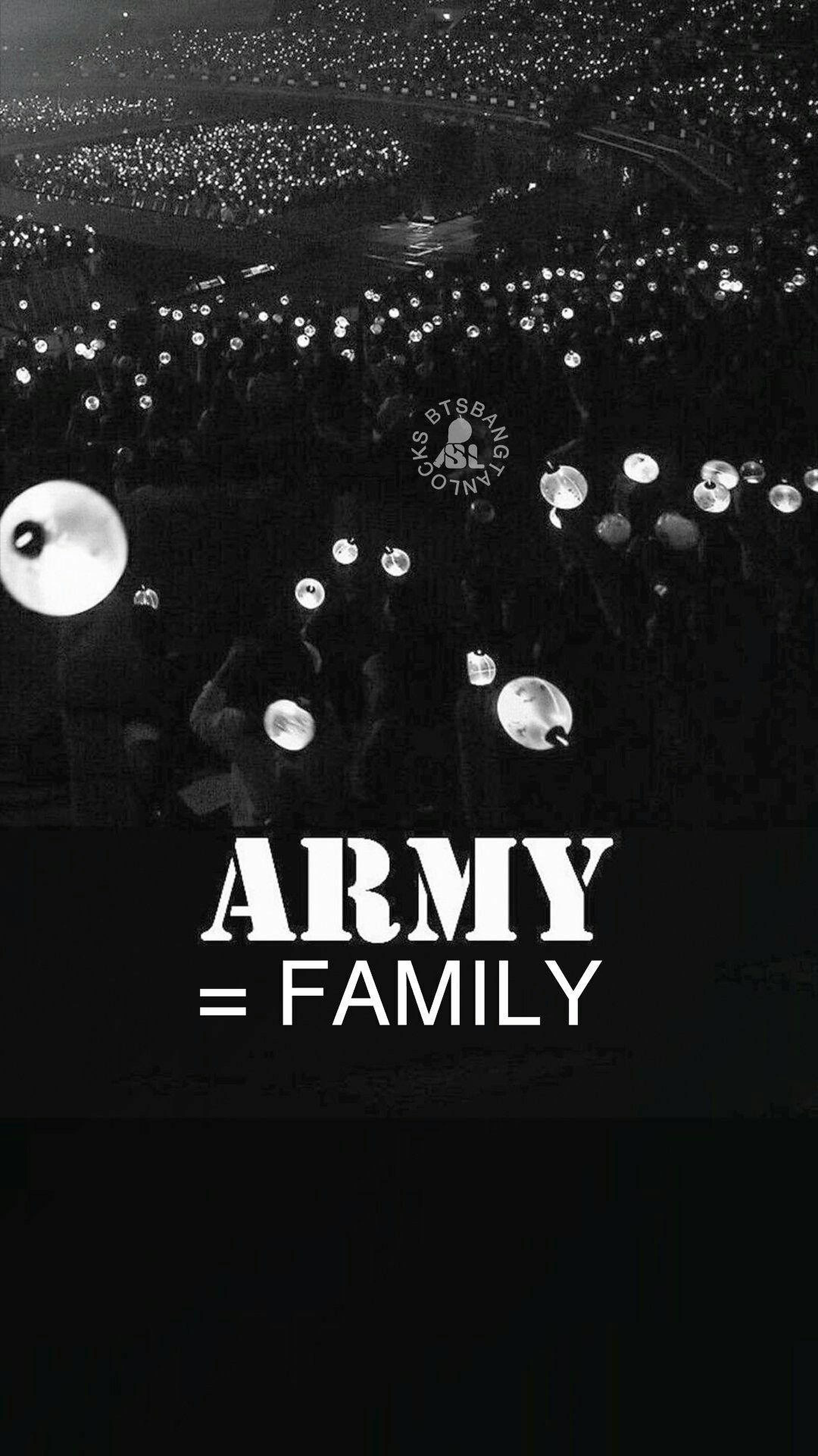 BTS粉絲家族 壁紙 — 黑白的人群在演唱會中手持發光棒，在體育場燈光下形成一片光海。